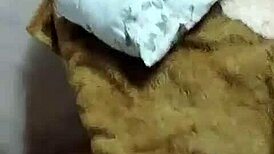 novinha tarada fica dando a xereca para o coroa e a mesmo tempo falando com o namorado pelo celular mas que safada