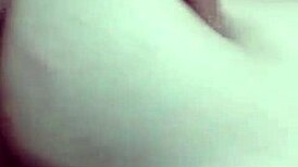 novinha tarada fica dando a xereca para o coroa e a mesmo tempo falando com o namorado pelo celular mas que safada