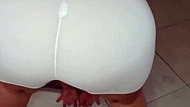 me encanta hacer yoga con hilo pequeño mostrando mi enorme culo