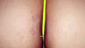 me encanta hacer yoga con hilo pequeño mostrando mi enorme culo