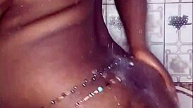 Hey, watch this thick ebony babe fuck and dance in the shower! 💃🛁