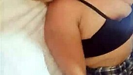 Feliz navidad cuckold pam hotwife de colegiala y sin condon follando frente a su marido no aguanta las ganas de unirse y meterle la verga