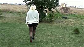 ये नायलॉन वाली बड़ी गांड वाली बाहर चिढ़ा रही क्यों?