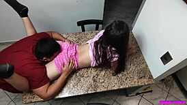 linda chica de 18 años seducida por padrastro