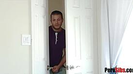 स्टेप भाई बहन राइडिंग मेच्योर टीन के साथ ब्लो जॉब