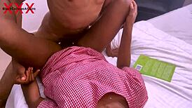 हॉर्नी स्टूडेंट नए क्लासमेट को मोटे लंड से जोरदार चोदता