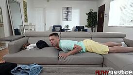 क्या सौतेला बेटा जॉनी लव सौतेली माँ मोना अजार पर जासूसी करते हुए पकड़ा जाता है?