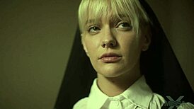 अरे, हेलेना लॉक, केन्ना जेम्स और चार्लोट स्टोकली को वेल के नीचे चाटना चाहती हो?