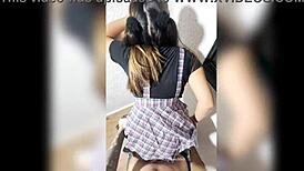 वायरल वीडियो: प्रोफेसर को स्टूडेंट को स्कूल के पाटियो में चोदने और सेल फोन से रिकॉर्ड करने के लिए निकाल दिया जाता है