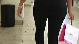 mondawmin shows off big ass in leggings at the shop