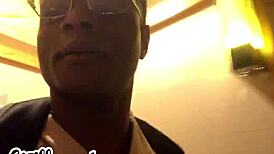 fui presente de aniversário de uma fã que completa 19 anos, a ninfetinha safada além de se surpreender com o tamanho fez muito squirt na minha piroca