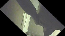 Etalon couilles pleines gros juteur se fait purger en glory hole