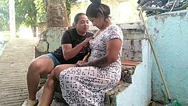 La lesbiana de mi vecina siempre me ha tenido ganas y yo pues quiero experimentar sexo l�sbico veamos que suceder�