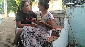 La lesbiana de mi vecina siempre me ha tenido ganas y yo pues quiero experimentar sexo l�sbico veamos que suceder�