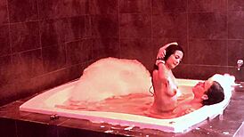 me encanta como te rebotan las tetas en el jacuzzi te me subiste y terminaste montada en mi verga gimiendo