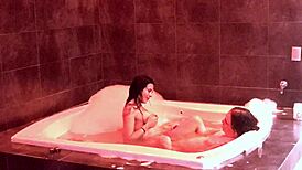 me encanta como te rebotan las tetas en el jacuzzi te me subiste y terminaste montada en mi verga gimiendo