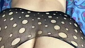 la madrastra de mi amigo tiene un culo impresionante, me la follé en casa! 😜