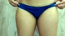 बड़े नेचुरल बूब्स वाली हॉर्नी एशियन गर्लफ्रेंड बाथरूम में चूत रगड़ती 😏