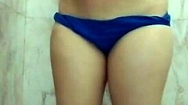 बड़े नेचुरल बूब्स वाली हॉर्नी एशियन गर्लफ्रेंड बाथरूम में चूत रगड़ती 😏