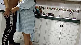 Viene el Repartidor a Mi Casa a Entregar un Pedido No Tengo Con Que Pagarle y Le Ofrezco Mi Culo Terminamos Follando en la Cocina Se Fue Bien Feliz