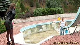 बुजुर्ग रंडी बाहर सवार होकर गोल्डन शावर फेशियल लेती है