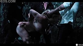 बस्टि चिक समय में फ्रोजन होकर जंगल में तीन लड़कों से ड्रिल्ड होती है