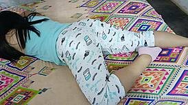 अद्भुत स्टेपमॉम पैंटी दिखाती है जब एनल पाउंड हो रही है... लगभग पकड़ी जाती है लंड निगलते हुए! 😱