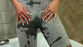 तो यह teen 18+ ने अभी-अभी अपने shorts में पेशाब किया, wet pussy, ass, और legs बाथरूम में. पागल सीन!