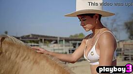 wow i’m shook, beautiful teen mia valentine showin off curvy body, big ass n tits