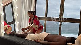 मसाजिस्ट एशियाई लीना नाकामुरा जॉन कॉफी को मसाज करती है जब तक अंदर खत्म नहीं करता लातीना