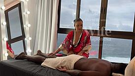 मसाजिस्ट एशियाई लीना नाकामुरा जॉन कॉफी को मसाज करती है जब तक अंदर खत्म नहीं करता लातीना