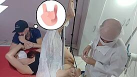 Marido Leva Esposa ao Exame e Doutor Fica Excitado com Ela