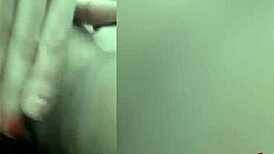 Bia hot morena safada com tesao bate uma siririca no banheiro do onibus