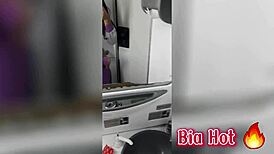 Bia hot morena safada com tesao bate uma siririca no banheiro do onibus