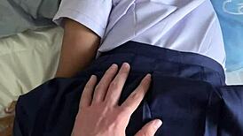 फ्रेंच टूरिस्ट, इस 18 साल की थाई स्टूडेंट को यूनिफॉर्म में बांग करना चाहते हो?