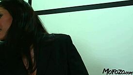 मैच्योर ऑफिस वाली रफ ब्लोजॉब और फेशियल लेती है!