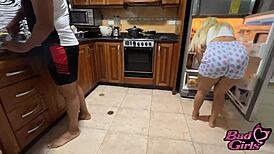 ये विकृत चाचा किचन में हॉट ब्लोंड को कम से भरता, शादी की रात जंगली!