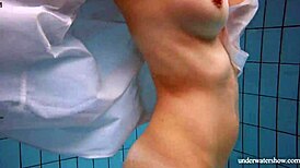 अरे, लोला के बड़े चुचे पूल में पानी के नीचे उछलते देखोगे?