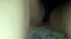 A puta me faz um grande boquete e depois gozo muito esperma nos seus lindos pés