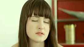 प्यारी स्वीथहार्ट छुट्टियों में लड़के के कड़े लंड से जंगली खेल रही