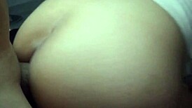 डैम! चाइनीज स्लट डॉगीस्टाइल ऐसफकिंग के लिए बेंट ओवर वाइल्ड क्लिप्स में