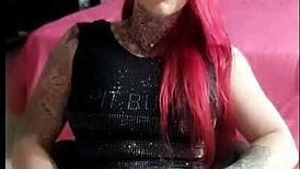 o namorado nao estava em casa e ela se satisfez