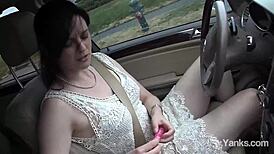 yanks amateur savannah sly cumming hard in car