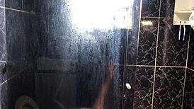 Novinho comendo a tia do seu amigo no banheiro da casa dela branquinha gostosa