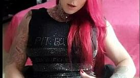 o namorado nao estava em casa e ela se satisfez