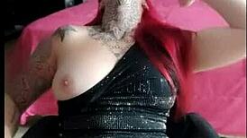 o namorado nao estava em casa e ela se satisfez