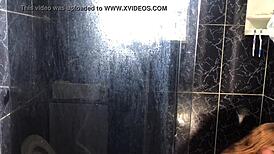 Novinho comendo a tia do seu amigo no banheiro da casa dela branquinha gostosa