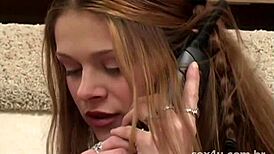 मेगा स्टार वायलेट ब्लू बालों वाले टीन लंड को चूस रही है