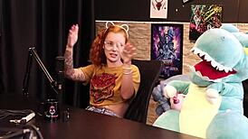 O fetiche dela é se exibir e provocar o vizinho - dracaryssg