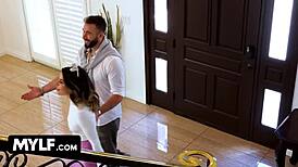 ब्लैक फ्राइडे डील में चैनल कैमरन और क्रिस्टल क्लार्क वाइल्ड काउगर्ल राइड्स शेयर कर रही हैं